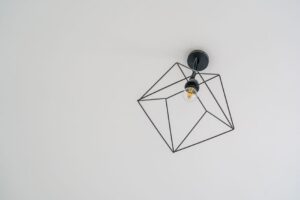 Plafonnier métal design élégant dans un intérieur moderne, ajoutant une touche contemporaine à la décoration.